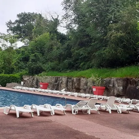 Avec Piscine Partagee A *